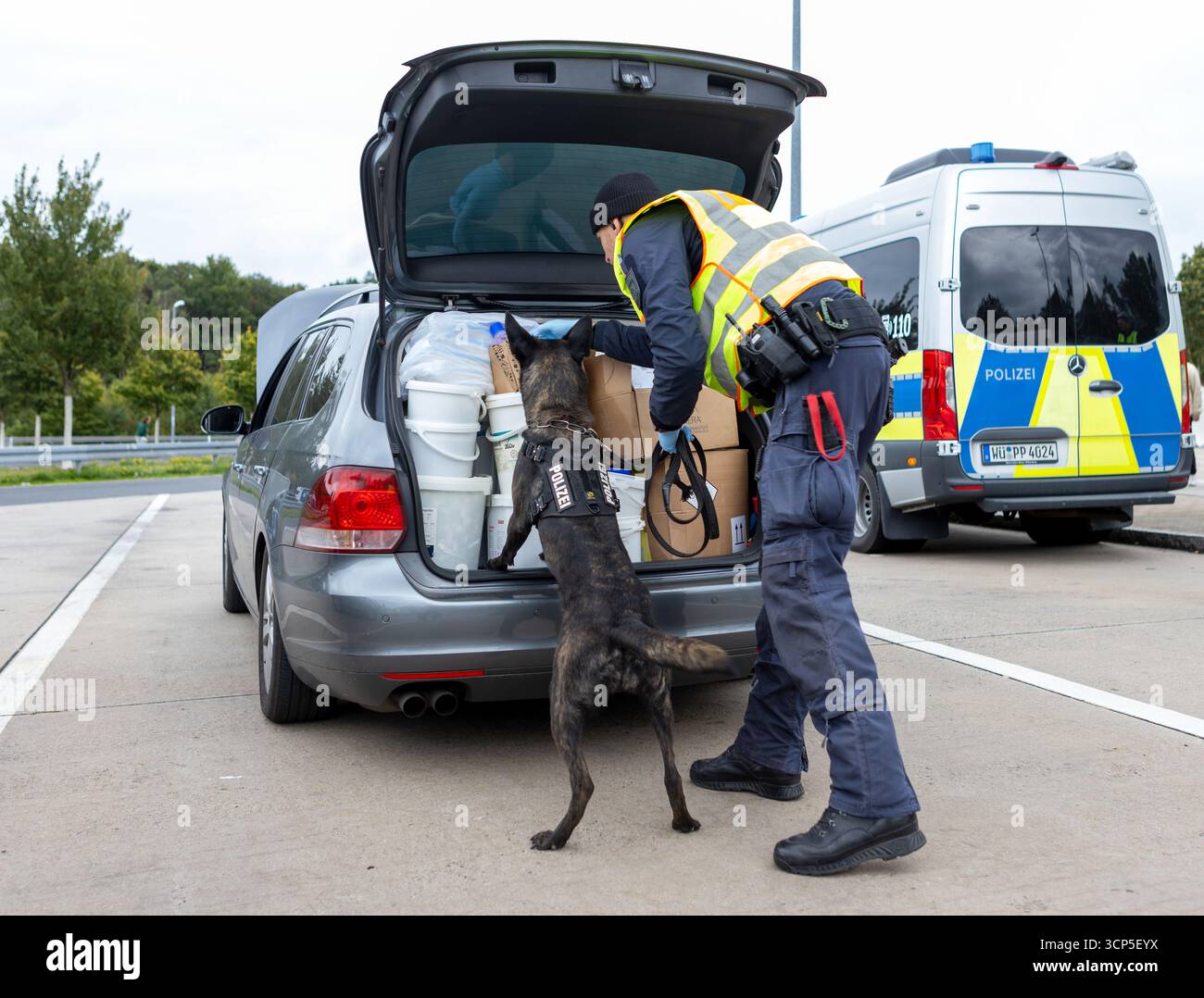 24 September 2025, Bavaria, Schondra: The police check road users at a ...