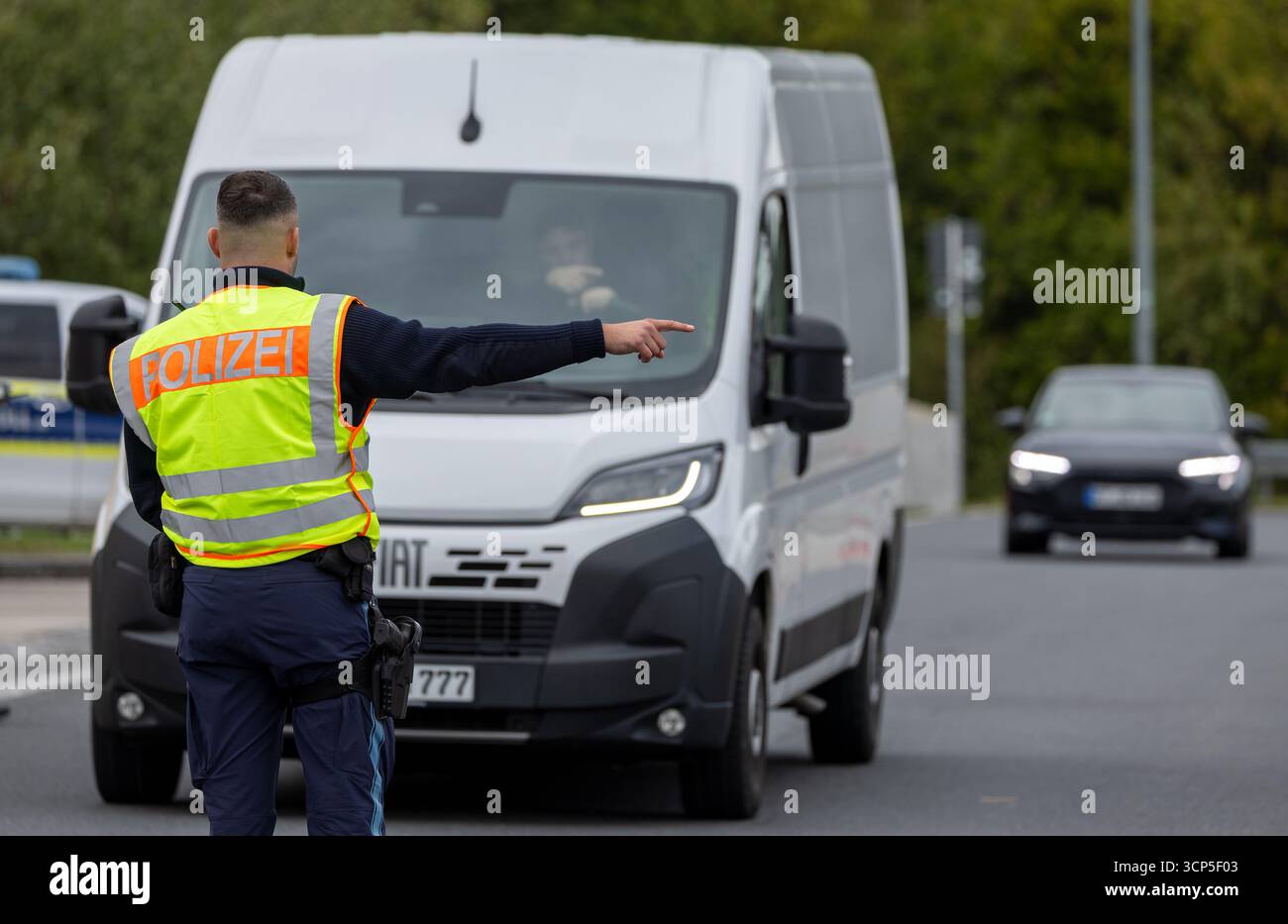 24 September 2025, Bavaria, Schondra: The police check road users at a ...