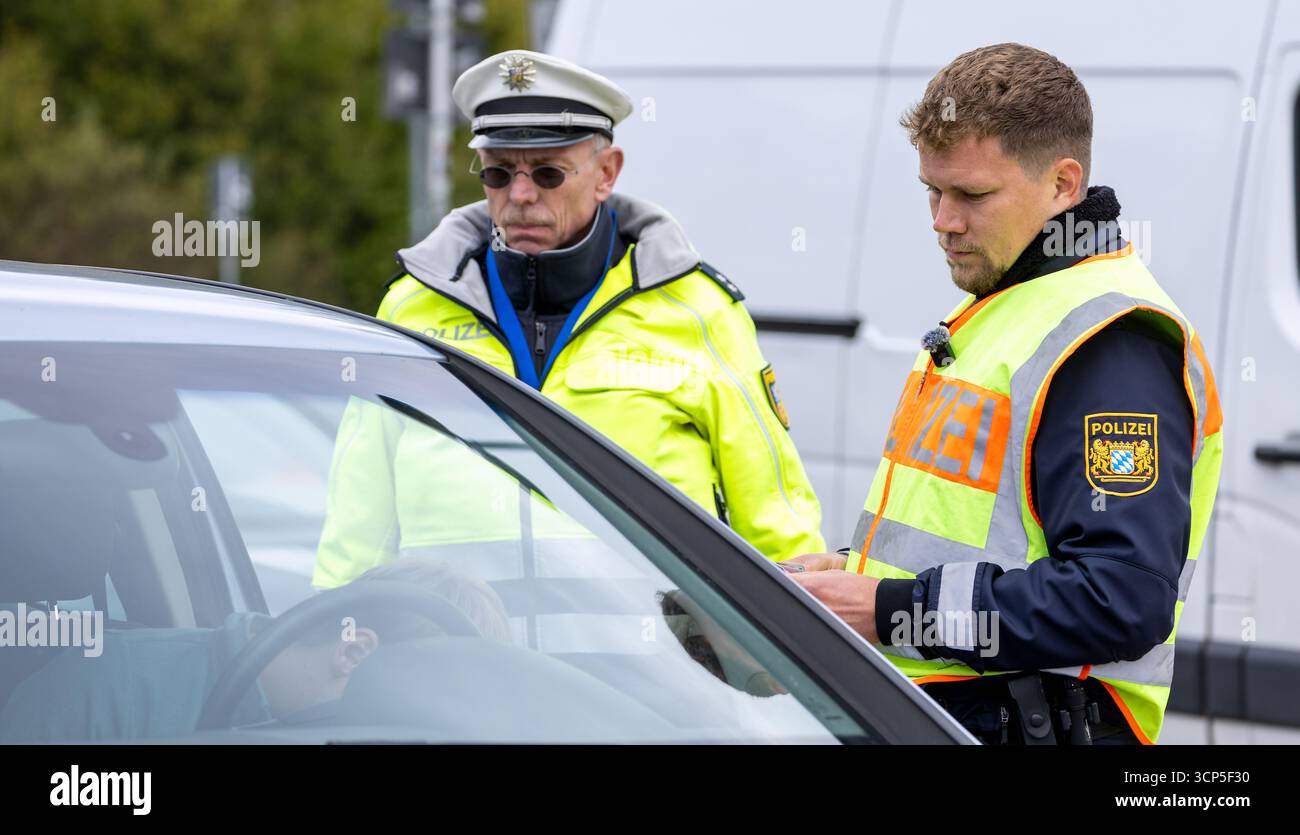 24 September 2025, Bavaria, Schondra: The police check road users at a ...