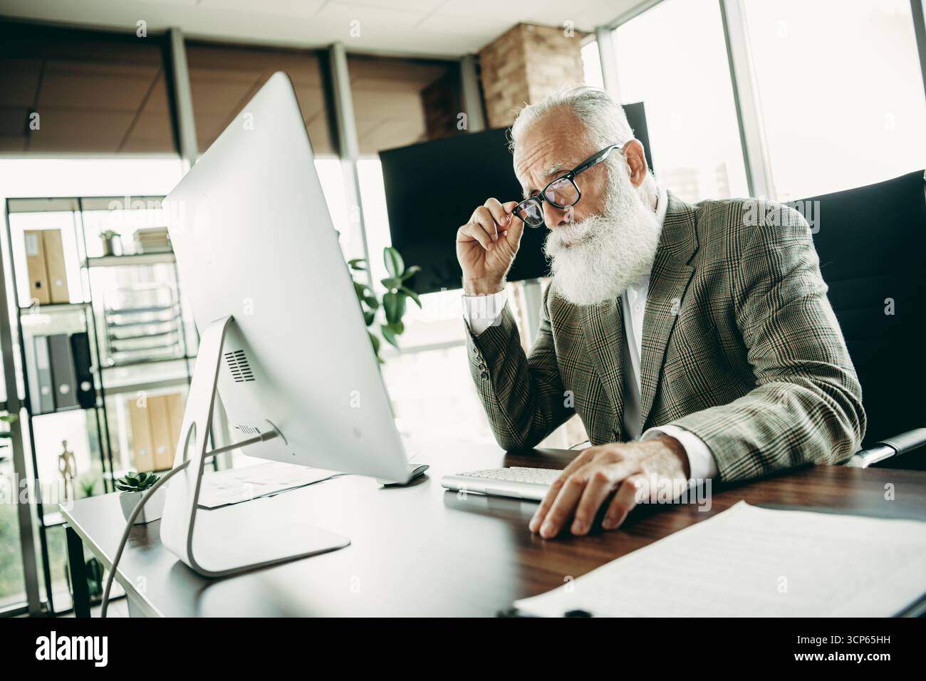 Older man in formal attire hi-res stock photography and images - Alamy