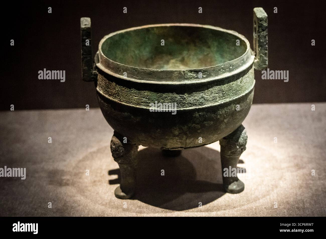 Bronze ding, The Warring States Period, from Shawan, Chengdu , Sichuan, People's Republic of China, Asia. Stock Photo