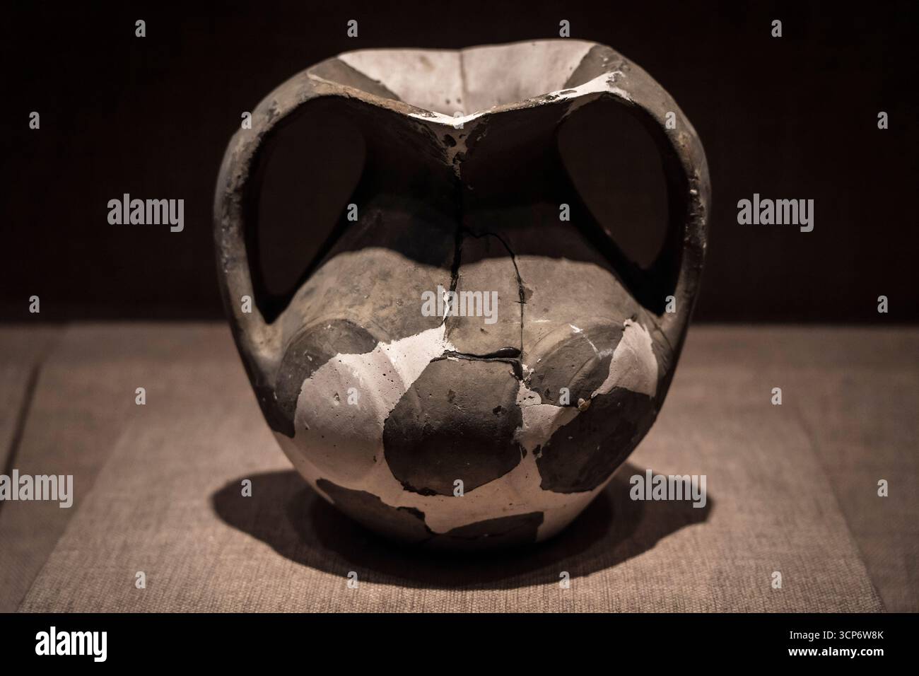 Pottery Jar with Handles, The Warring States Period, Chengdu, Sichuan, People's Republic of China, Asia. Stock Photo