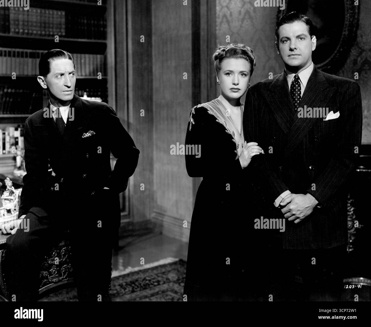 'Saboteur' - Patricia Martin (Priscilla Lane) and Barry Kane (Robert Cummings) are under the constant guard of armed saboteurs during their imprisonment in the sutton mansion. January 1, 1942. Stock Photo