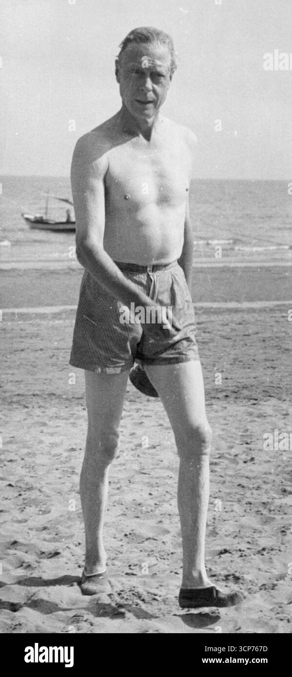 Suntan For The Duke. Venice, Italy: The Duke Of Windsor strips Down to beach Shorts and sandals - Determined to get the sun- As he walks across the sand at Venice lido. He and the Duchess, who are making a short stay here, are seeing Venice in real tourist Style Gondola trips and sightseeing. August 22, 1955. Stock Photo