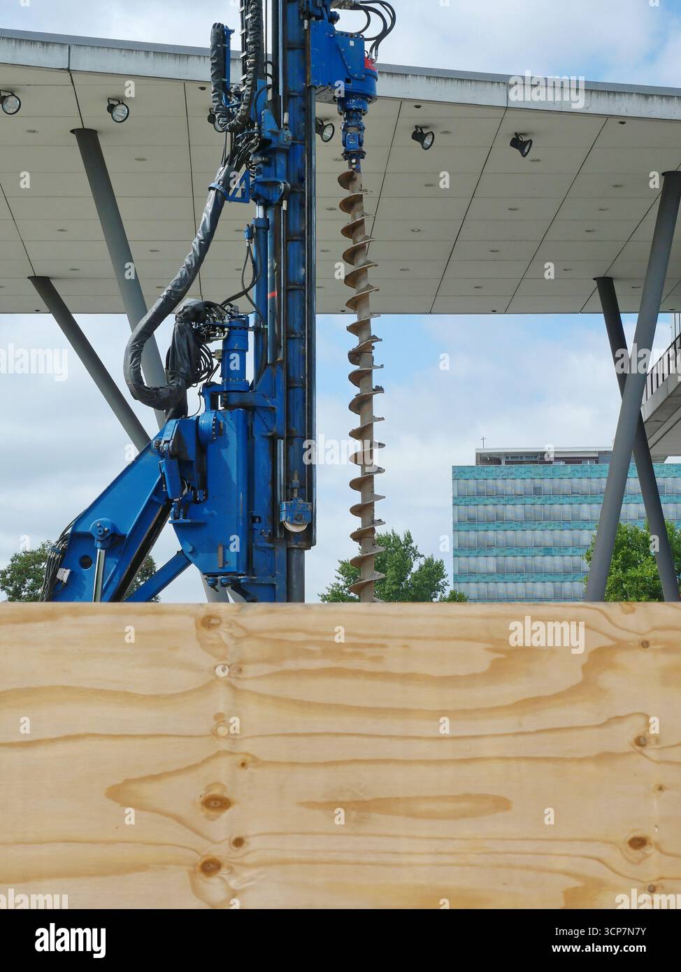 Blue Drilling Rig Machine Blue hydraulic drilling rig with earth auger at a construction site ...