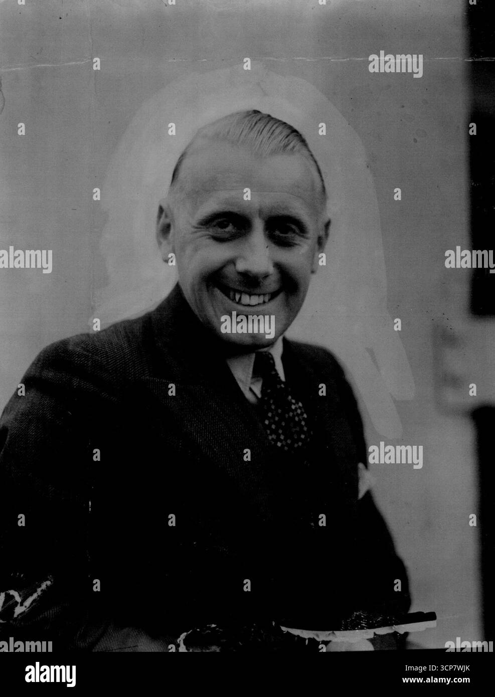 Sidney Cozens before Champion cyclist ***** under contract to meet leading Australian Statements ***** And Melb. photo on the Orsova (Due Sidney on Thursday morn) in Melbourne. November 21, 1933. Stock Photo