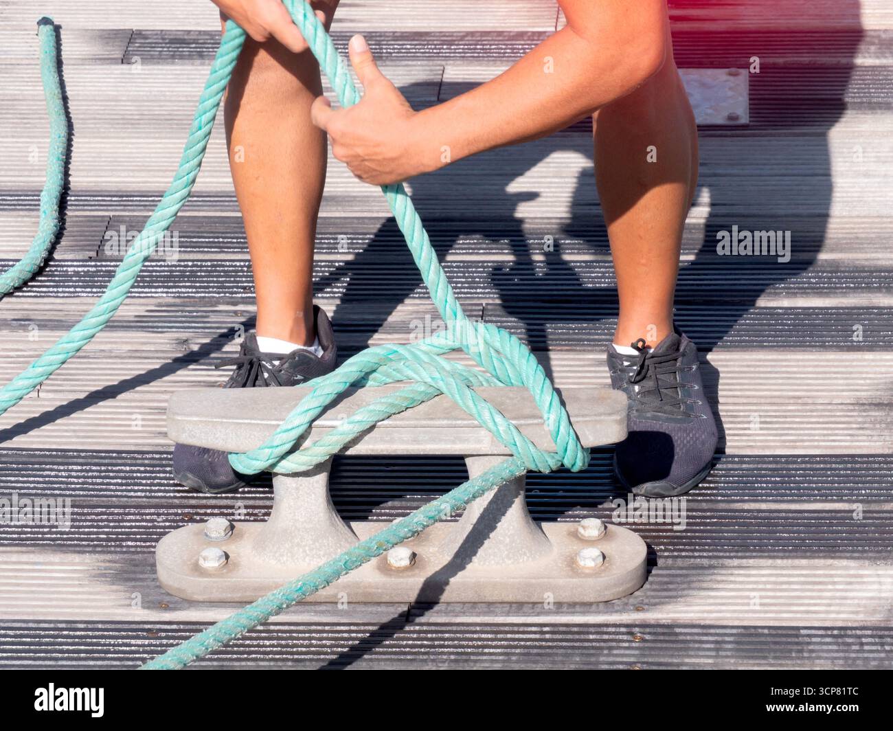 Wooden boat cleat rope hi-res stock photography and images - Alamy