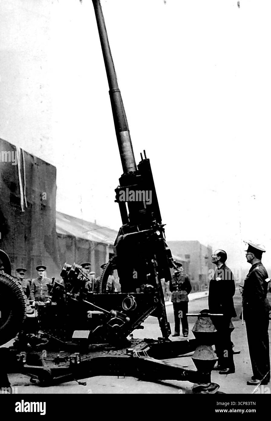 War Minister Sees Big Gun -- Captain Margesson, the War Minister ...