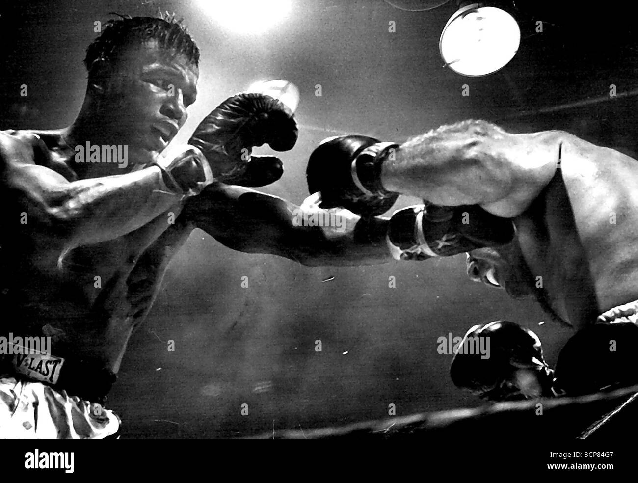 Photo Boxe Vintage 1968 – Marcel Cerdan Punching Tony Zale – Tirage Ancien