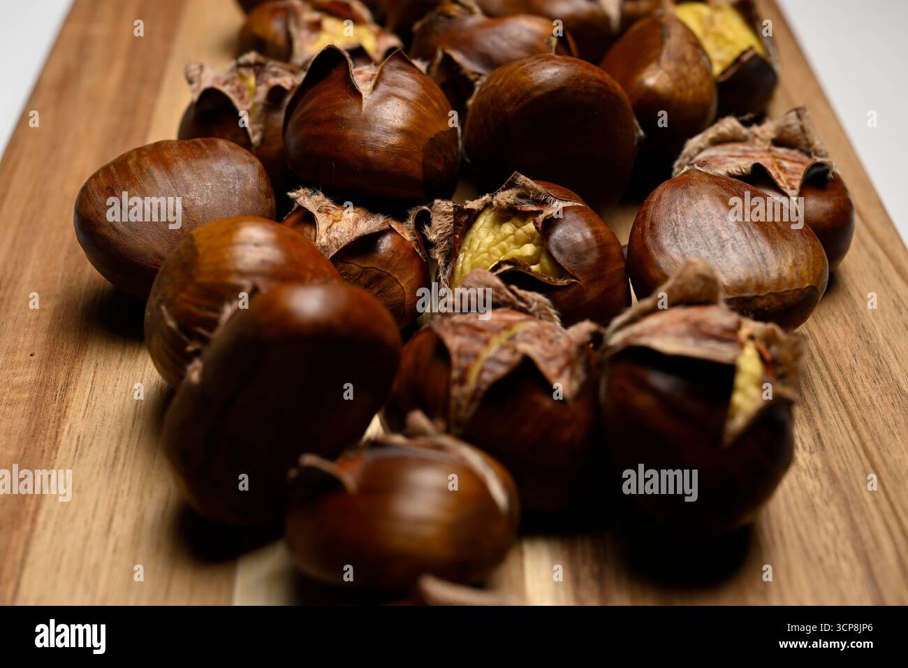 , Deutschland, 24.09.2025,  Zu sehen sind Esskastanien (Maroni) in Nahaufnahme, teils roh, teils geröstet und aufgebrochen. Fotografiert am 24. Septem Stock Photo