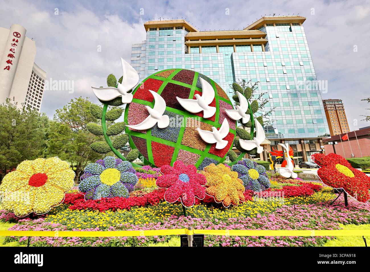 Chang'an Avenue Blooms with New National Day Floral Displays
