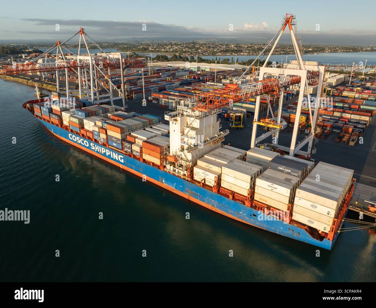 Giant cargo ship hi-res stock photography and images - Alamy