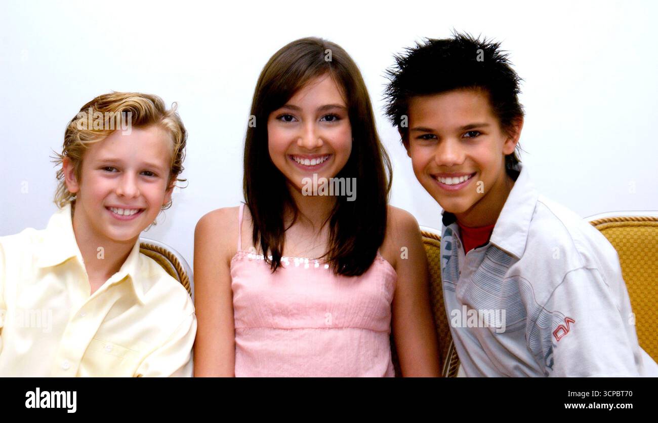 Taylor dooley boyd taylor lautner hi-res stock photography and images -  Alamy, image size:1300x835