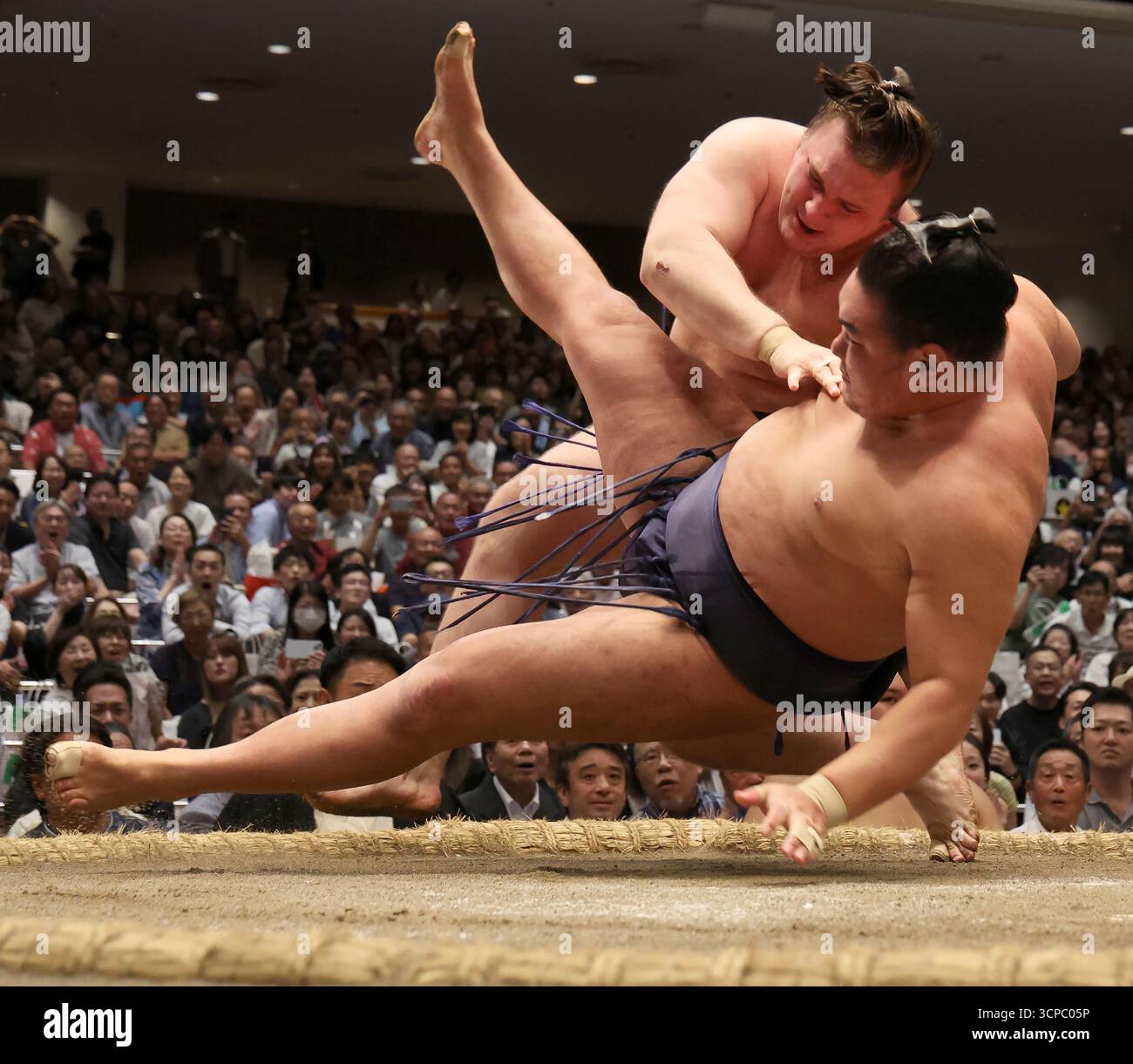 West Komusubi Aonishiki of Ukraine wins Yokozuna Hoshoryu of Mongolia ...