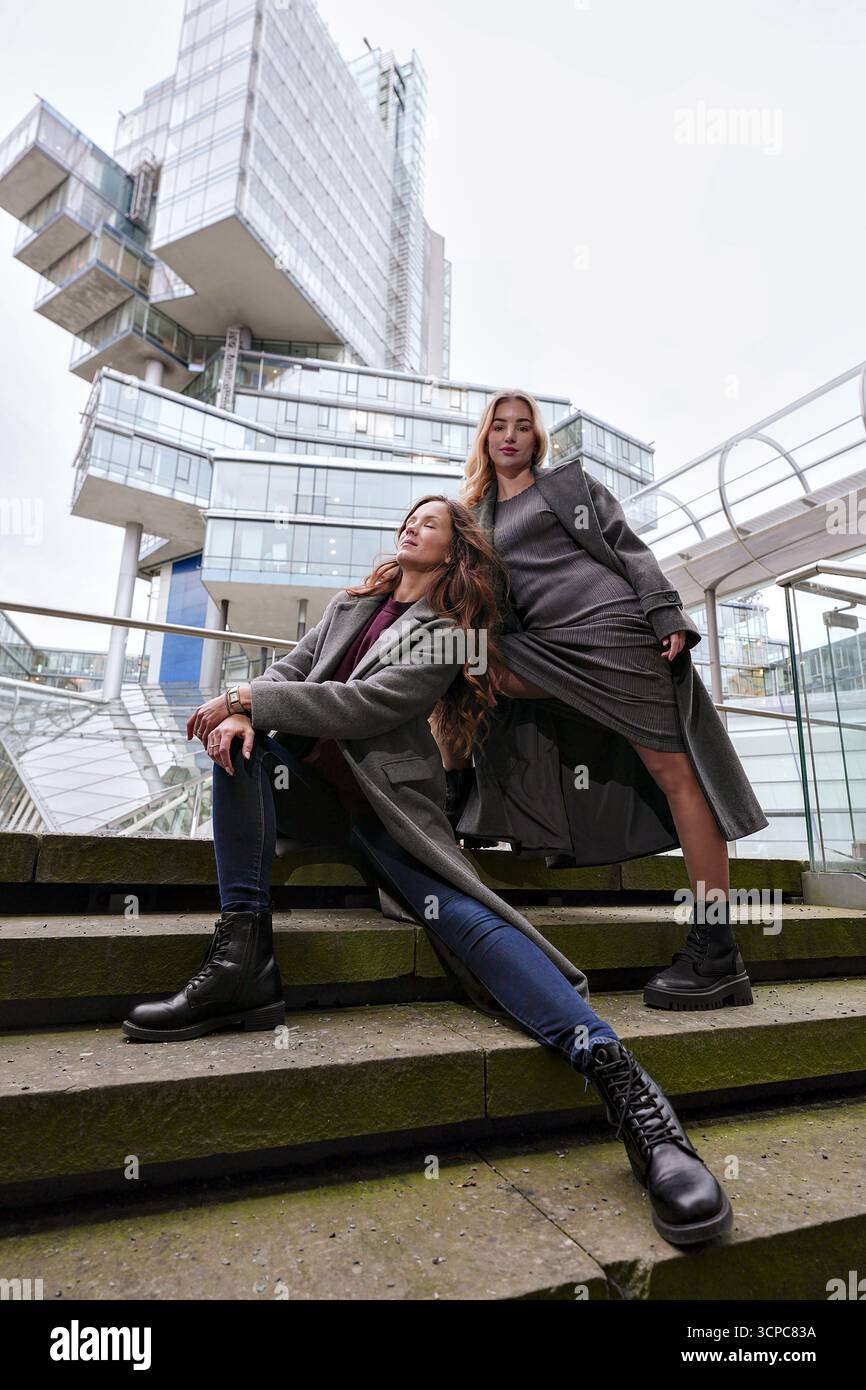 Posing models hi-res stock photography and images - Alamy