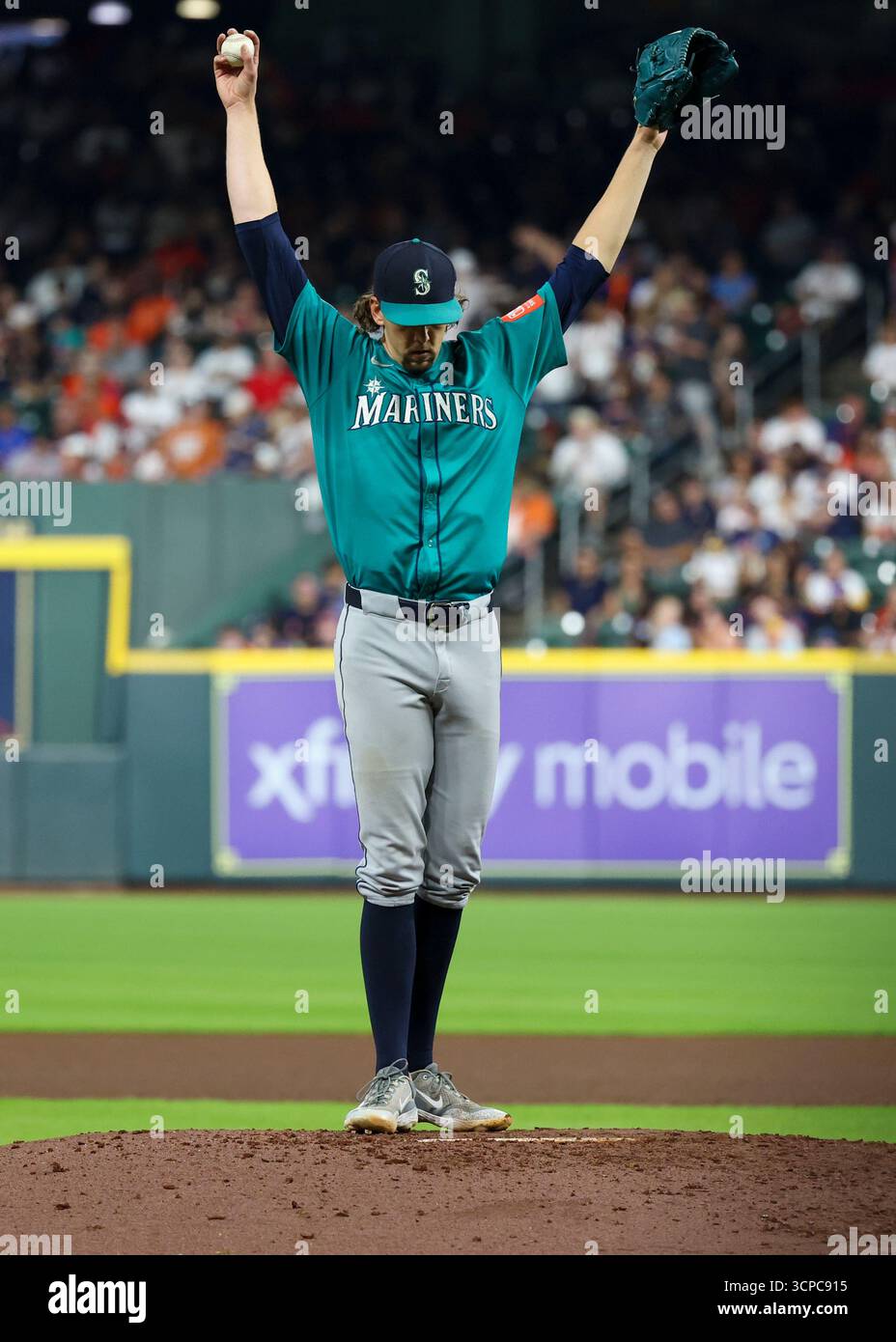 HOUSTON, TX - SEPTEMBER 21: Seattle Mariners starting pitcher Logan ...