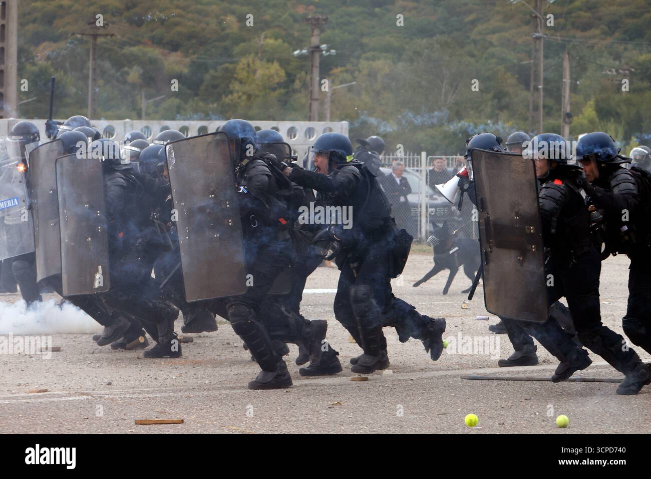 (250925) -- BUCHAREST, Sept. 25, 2025 (Xinhua) -- Romanian riot ...
