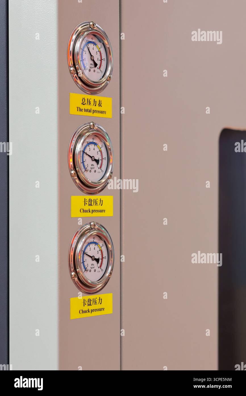 Analog pressure gauges closeup hi-res stock photography and images - Alamy