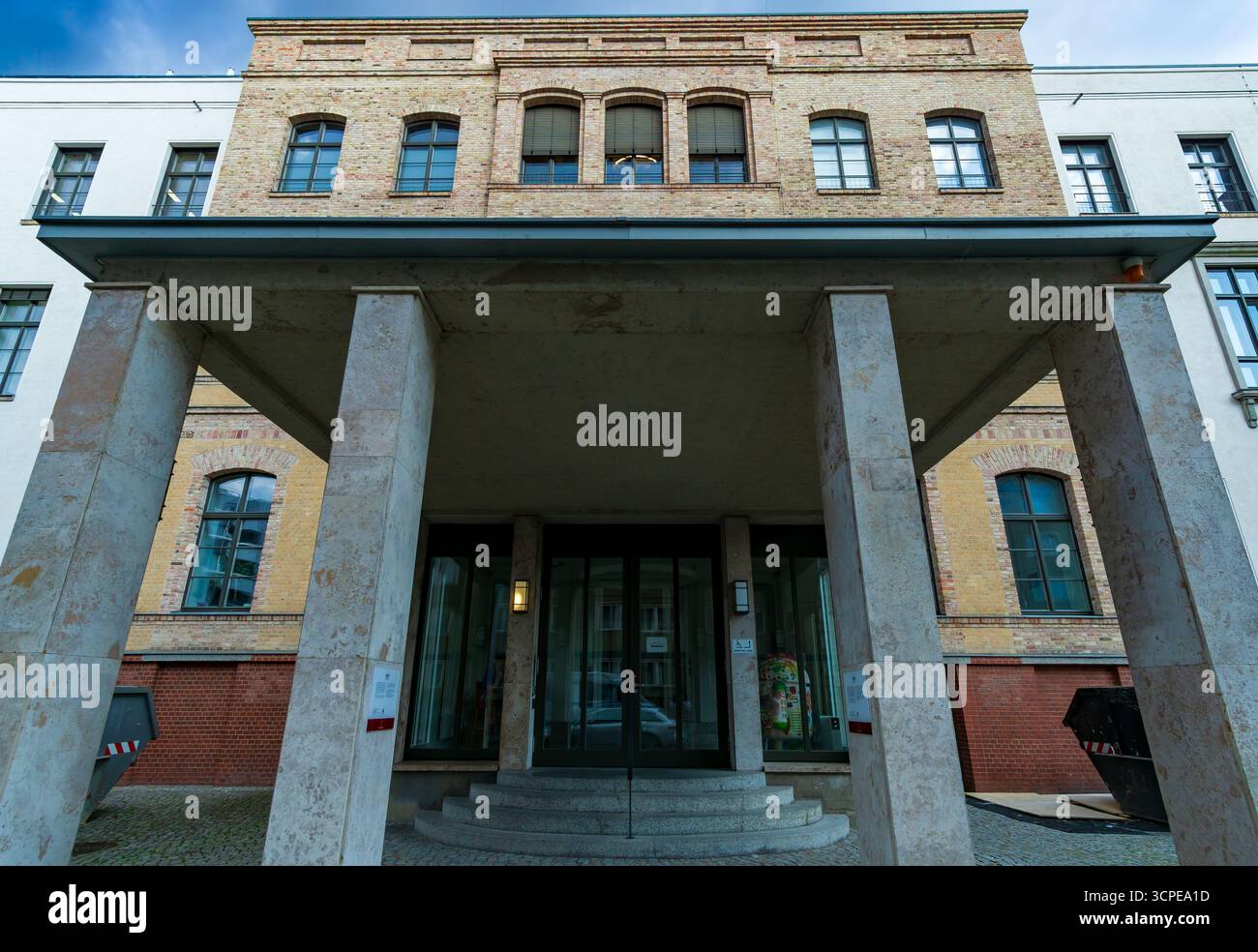 Entrance office building hi-res stock photography and images - Alamy, image size:1300x984