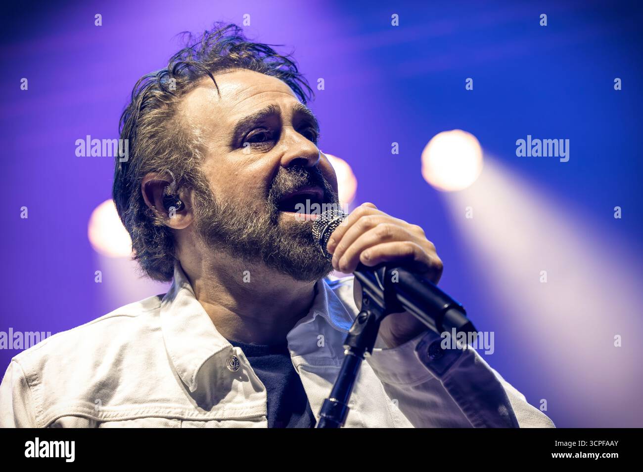 Counting crows performance hi-res stock photography and images - Alamy