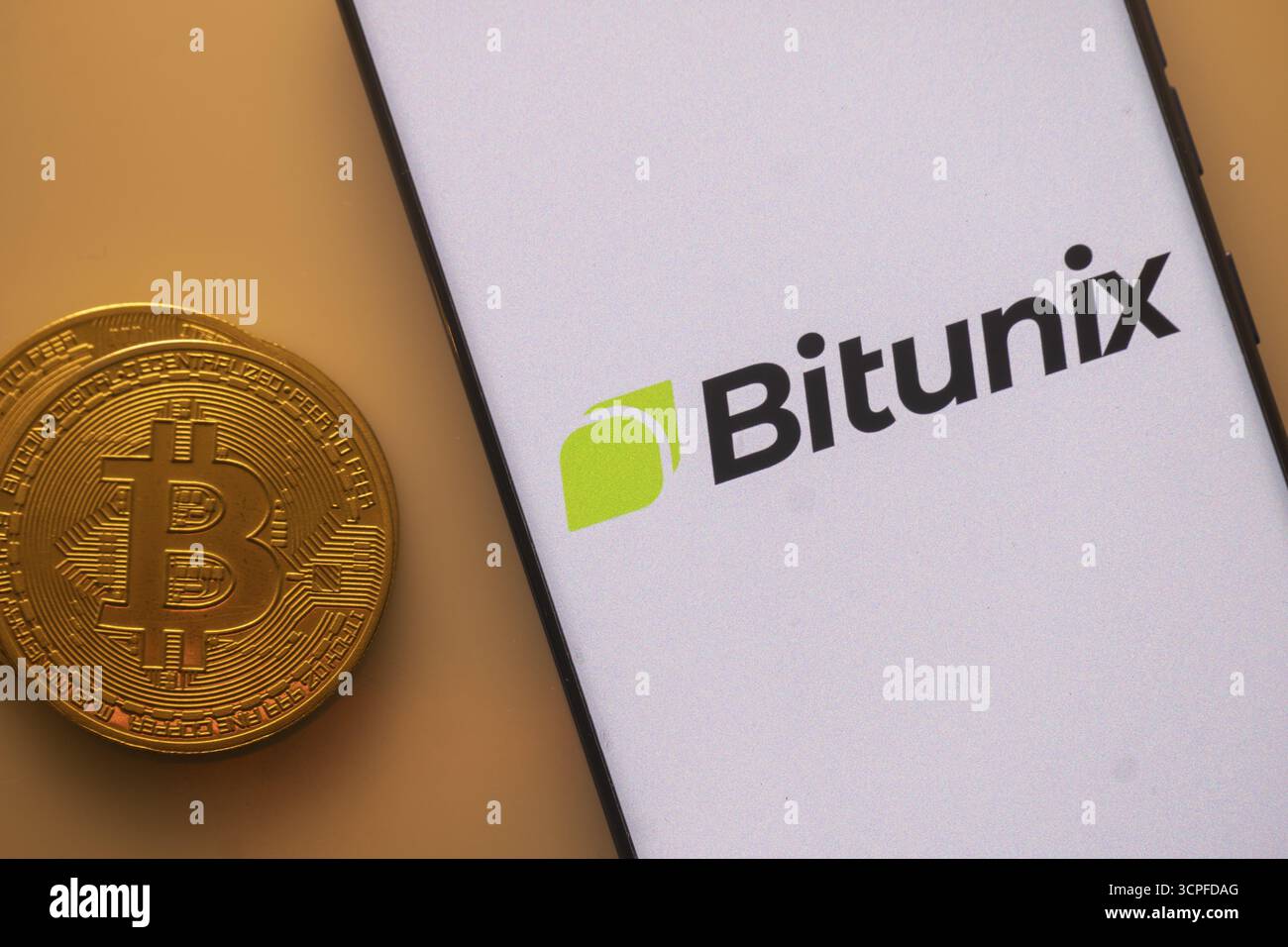 Bitcoin logo green hi-res stock photography and images - Alamy