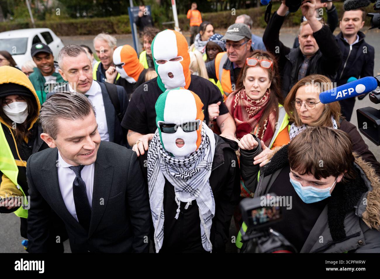 kneecap-s-liam-og-o-hannaidh-centre-with-his-lawyer-darragh-mackin