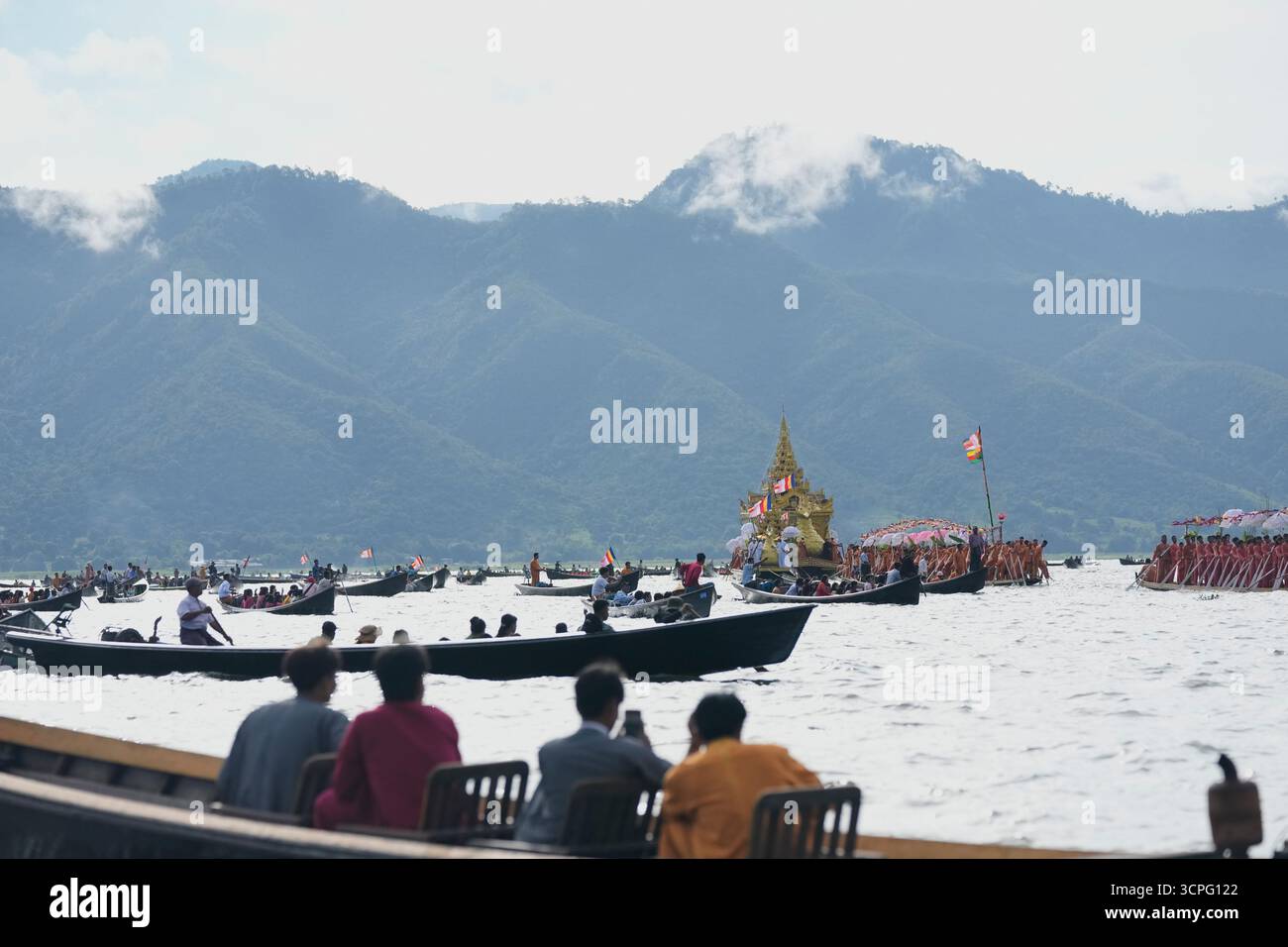 People watch while Intha ethnic people row their boats during a ...