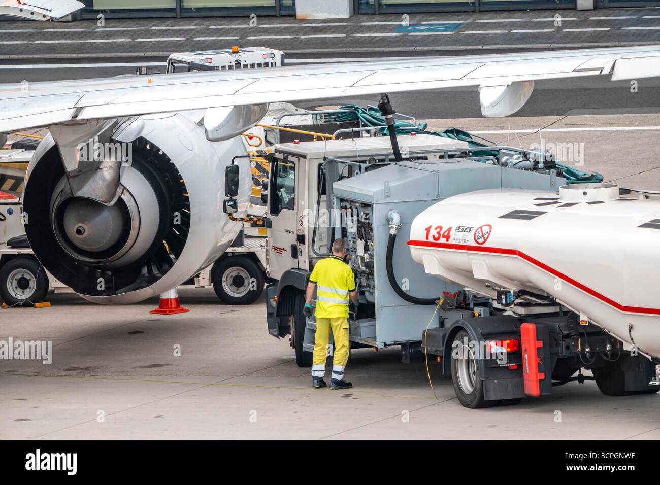 Airport aviation fuel truck jet hi-res stock photography and images - Alamy