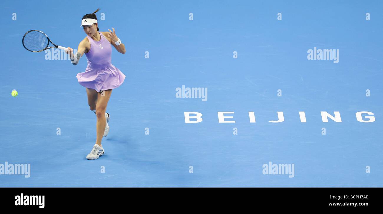 (250926) -- BEIJING, Sept. 26, 2025 (Xinhua) -- Wang Xinyu hits a ...