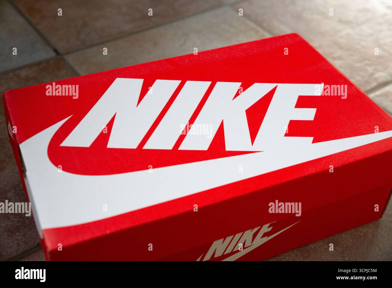 Nike shoe box hi-res stock photography and images - Alamy display picture 1