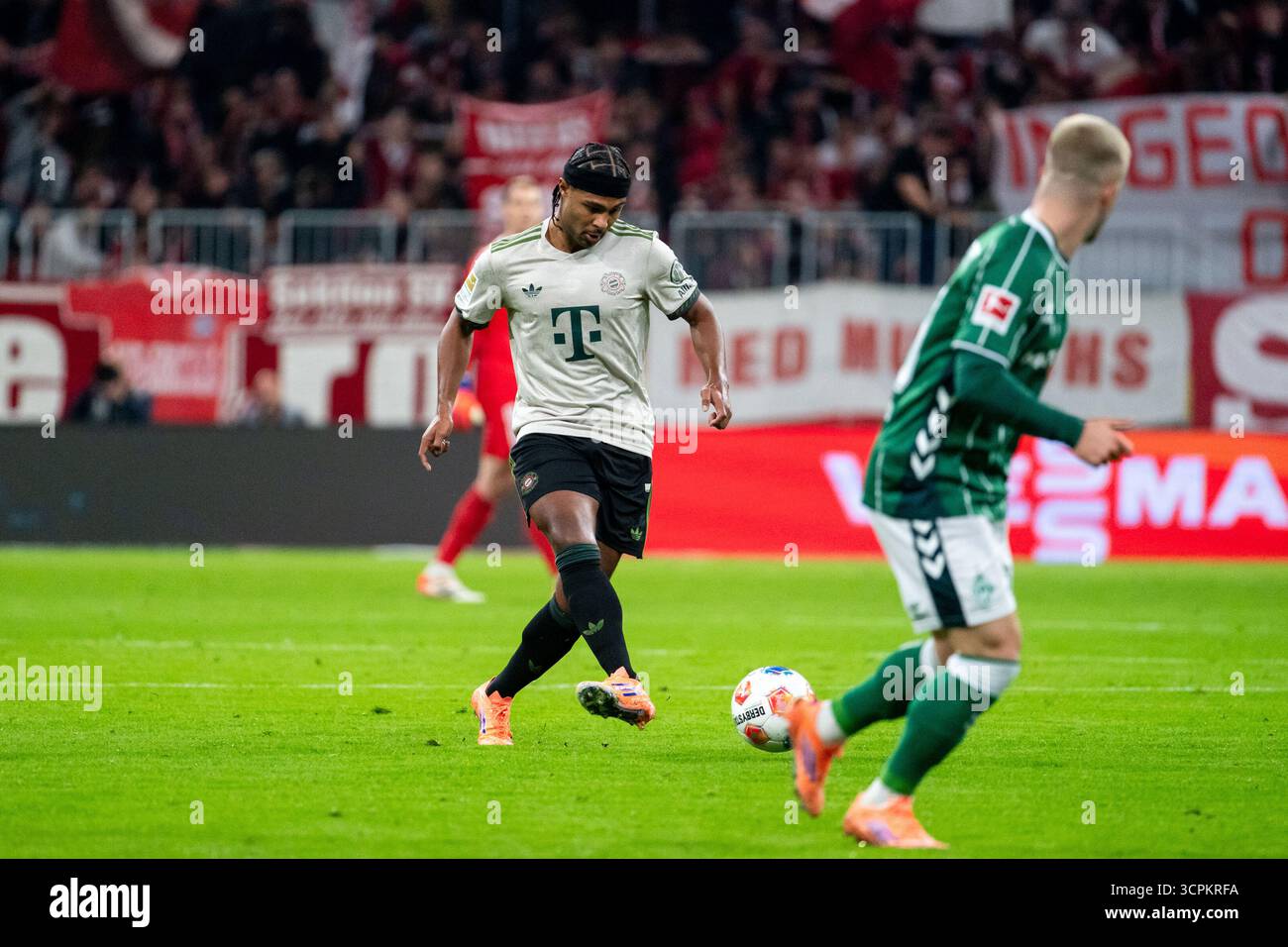serge-gnabry-fc-bayern-muenchen-07-am-ball-davor-romano-schmid