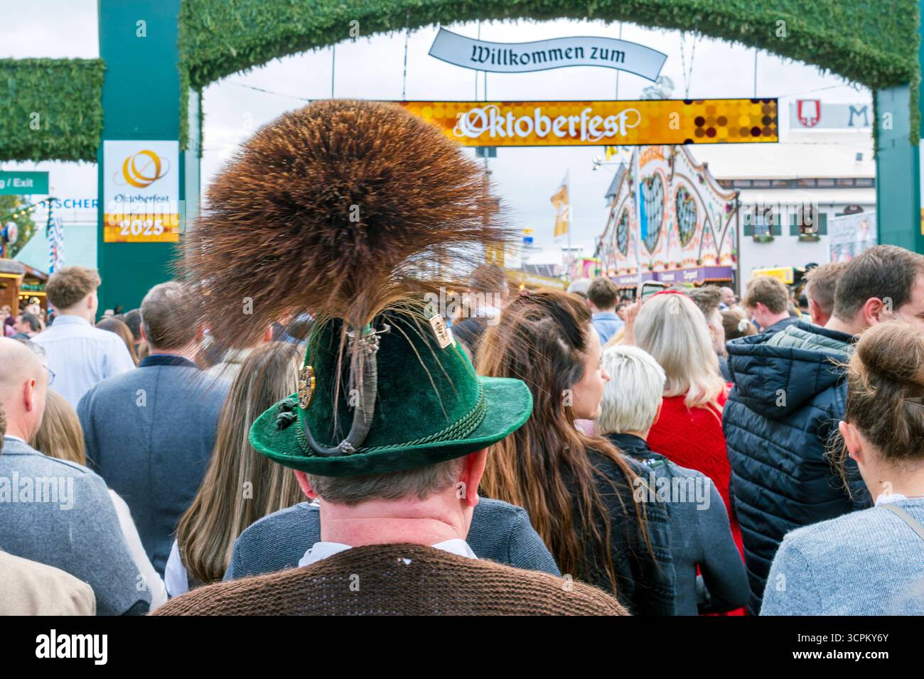 Ein Bayer mit Trachtenhut und Gamsbart am Eingang zum Oktoberfest ...