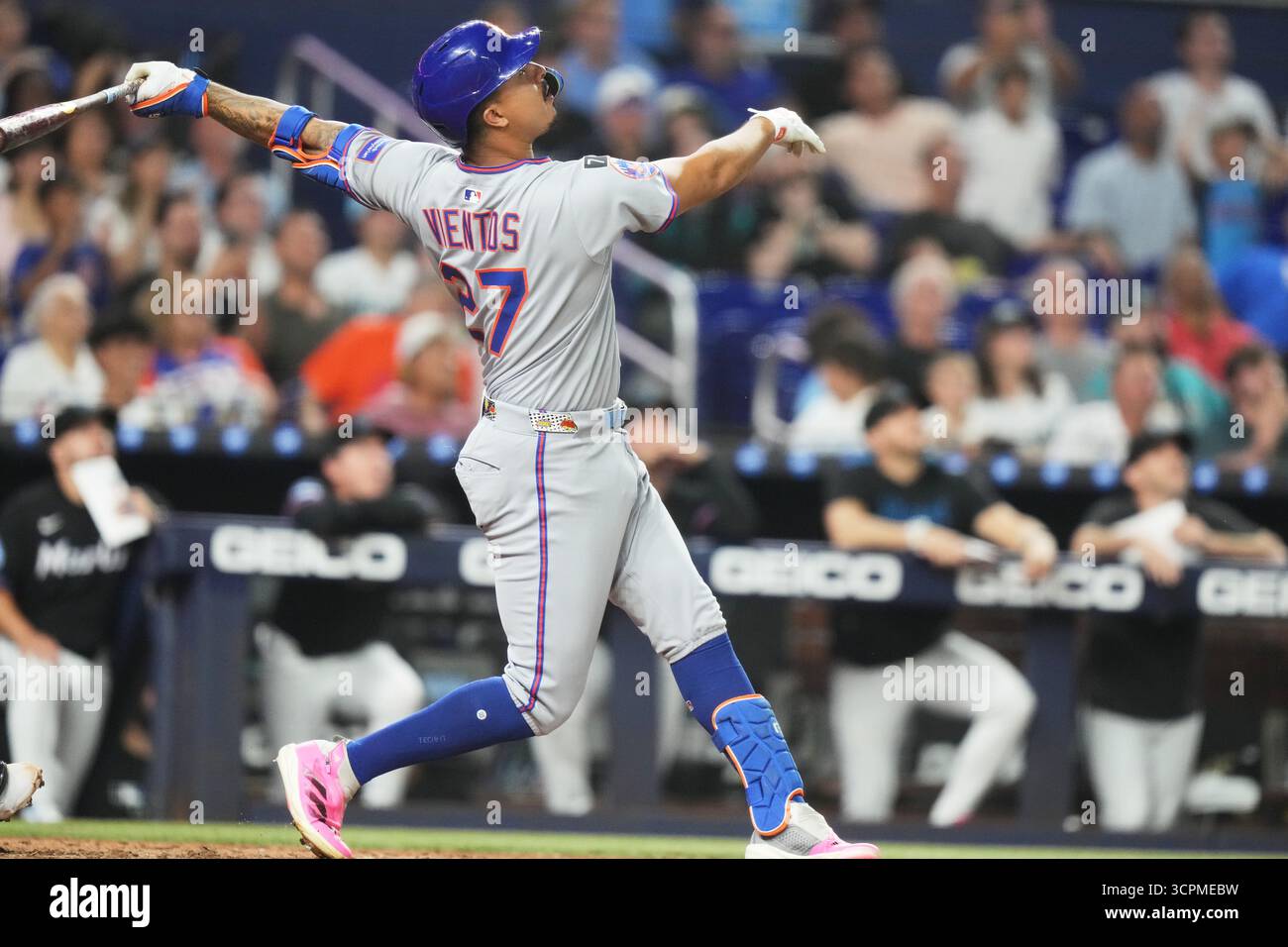 New York Mets' Mark Vientos (27) flies out with the bases loaded during