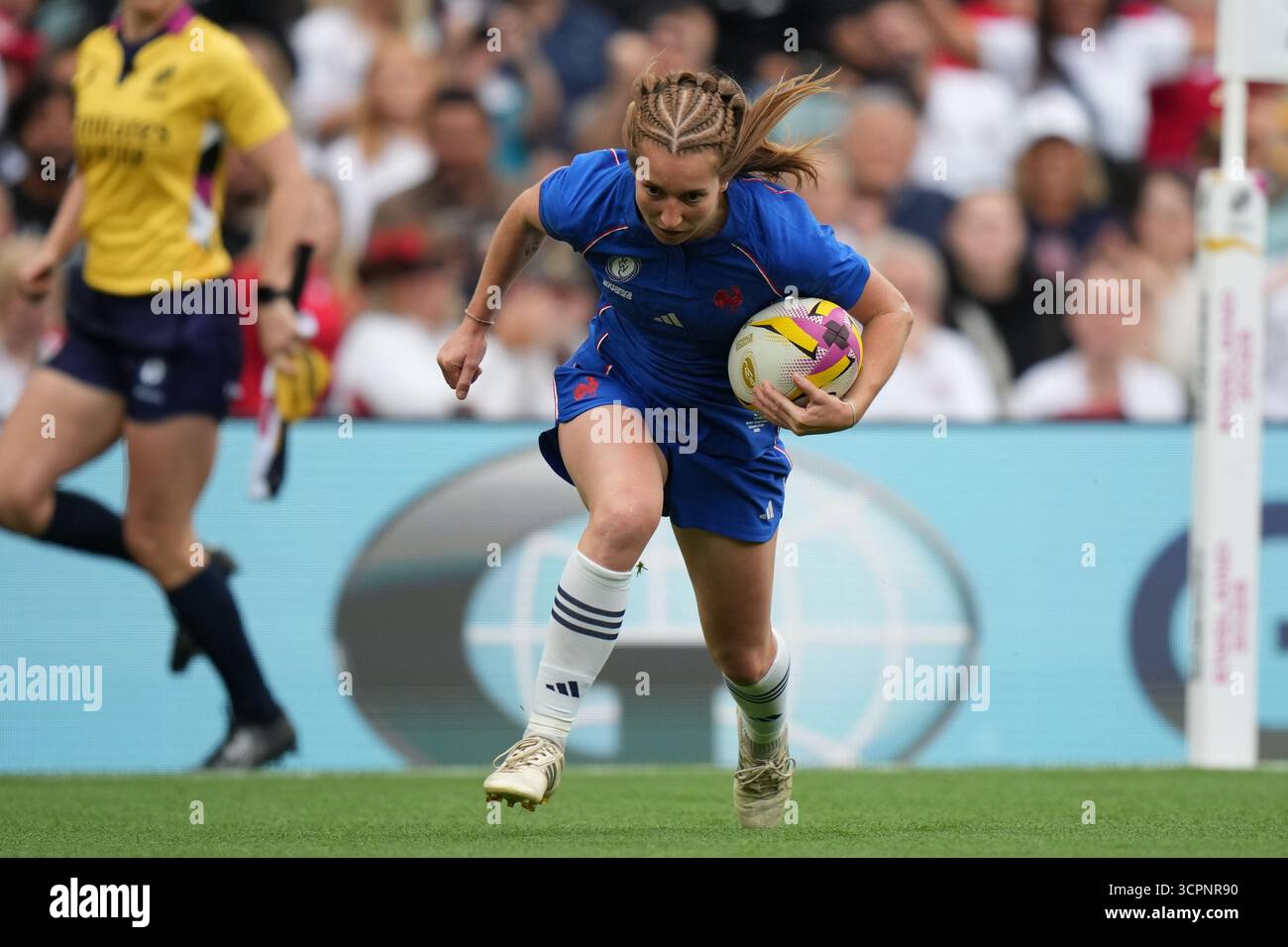 pauline-bourdon-sansus-of-france-runs-to-score-a-try-during-the-women-s