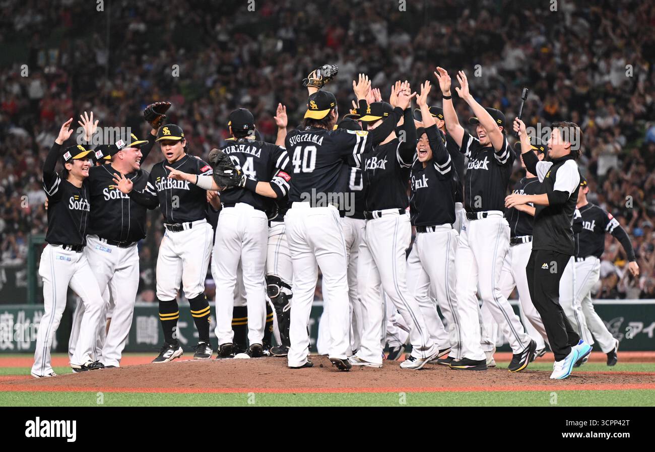 Fukuoka SoftBank Hawks celebrate league pennant with home victory