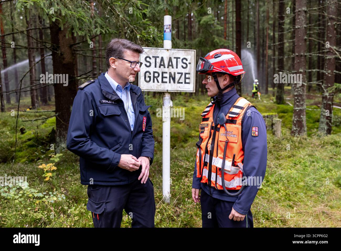 27 September 2025, Bavaria, Selb Wieland Schletz (l), district fire