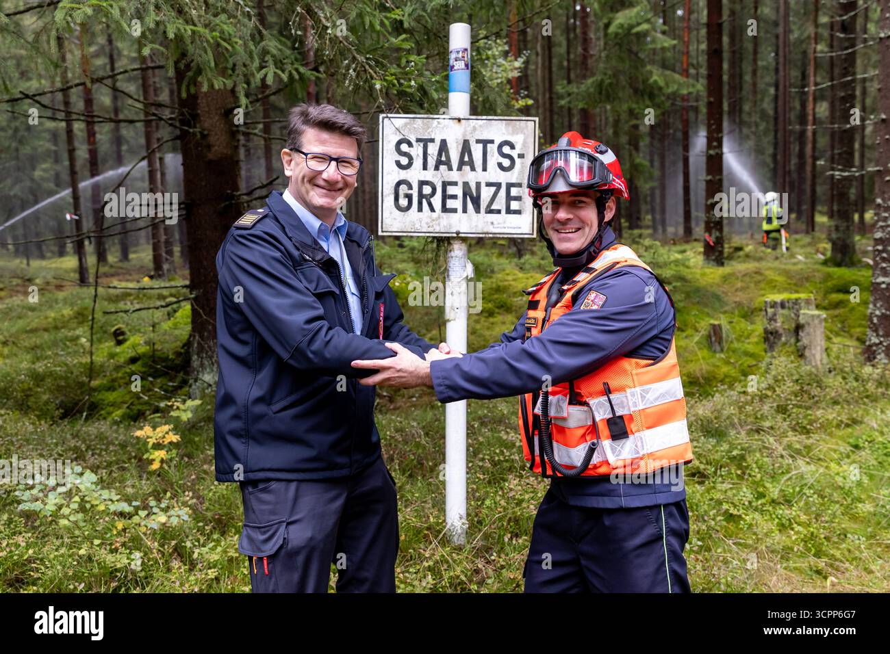 27 September 2025, Bavaria, Selb Wieland Schletz (l), district fire