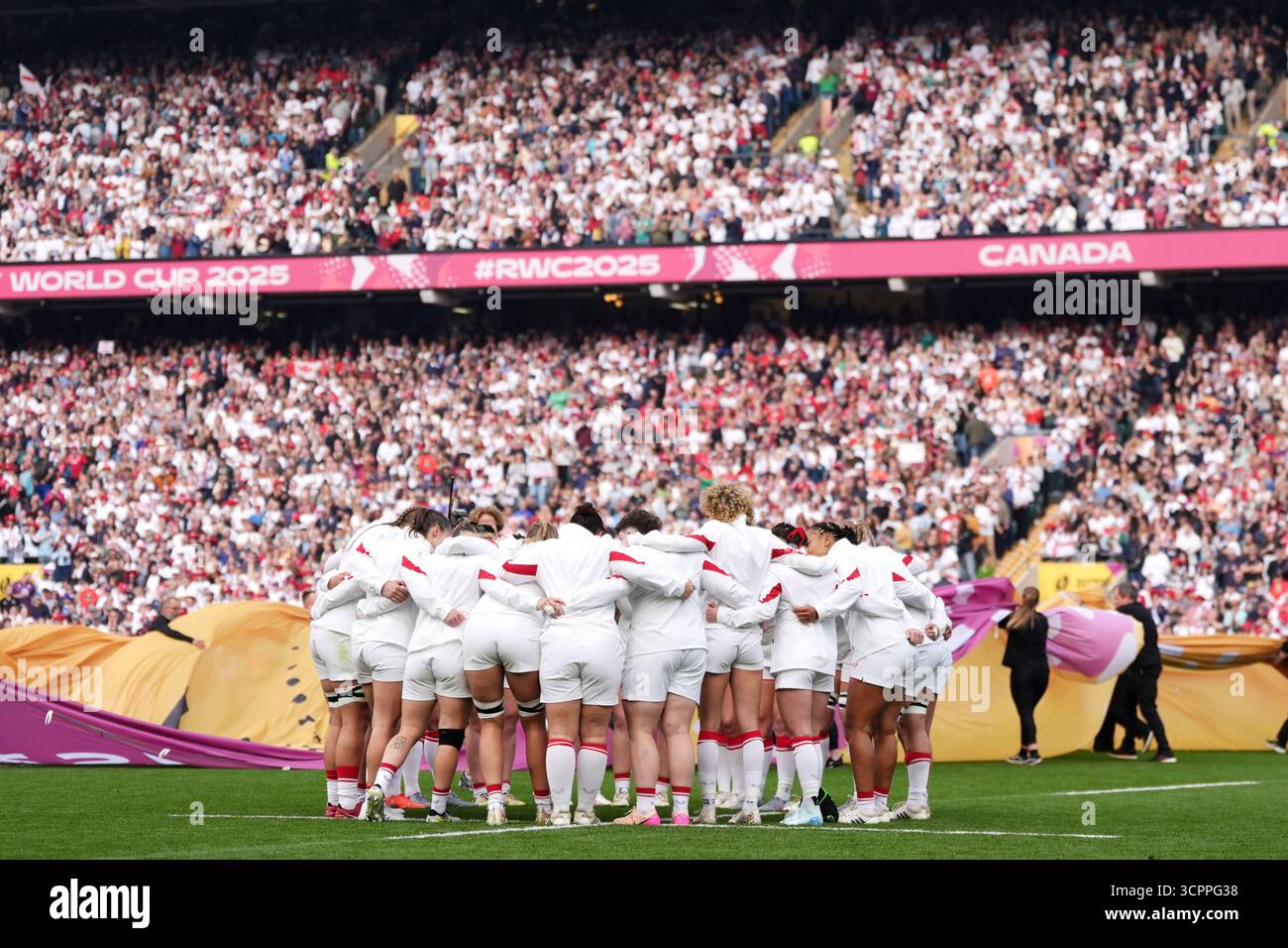 England players form huddle ahead of the Women's Rugby World Cup final ...