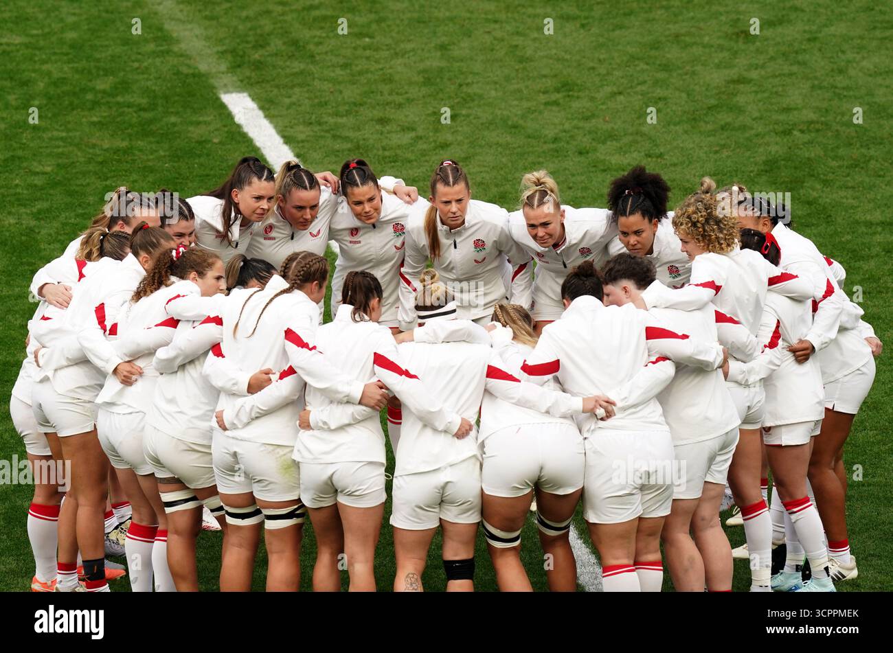 England's players in a huddle before the Women's Rugby World Cup final ...
