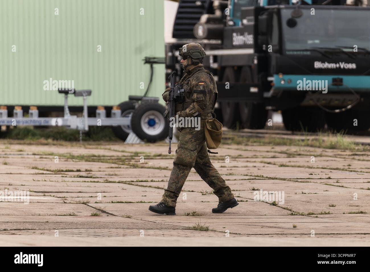 Hamburg, Germany. 27th Sep, 2025. A soldier patrols during an exercise ...