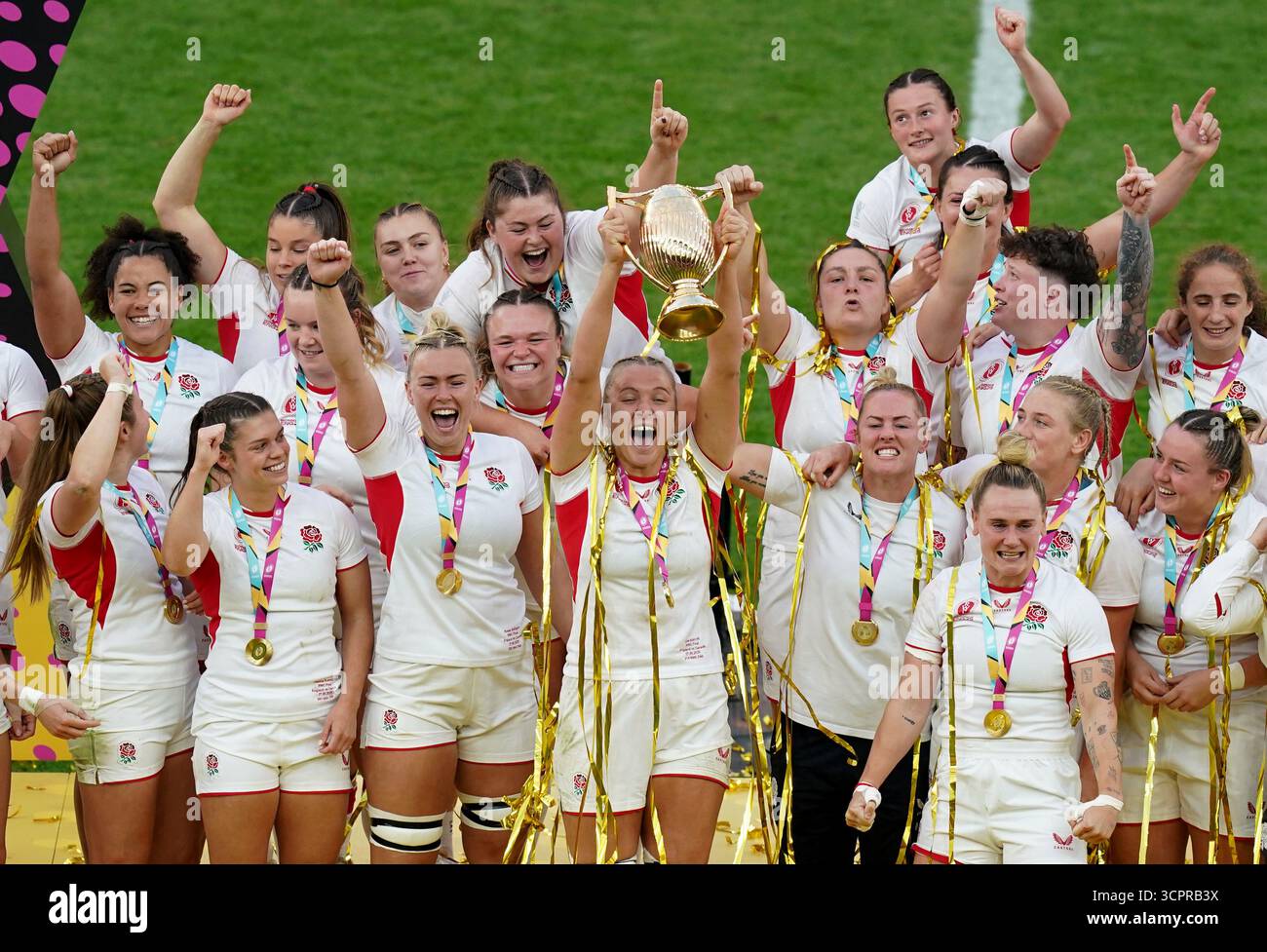 England's players celebrate as Zoe Aldcroft lifts the Women's Rugby World trophy after the Women's Rugby World Cup final at the Allianz Stadium, London. Picture date: Saturday September 27, 2025. Stock Photo