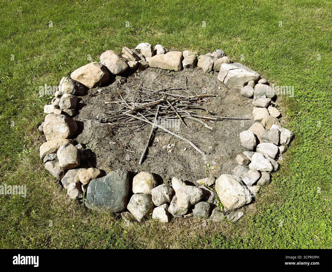 Bonfire night garden party fire pit hi-res stock photography and images ...