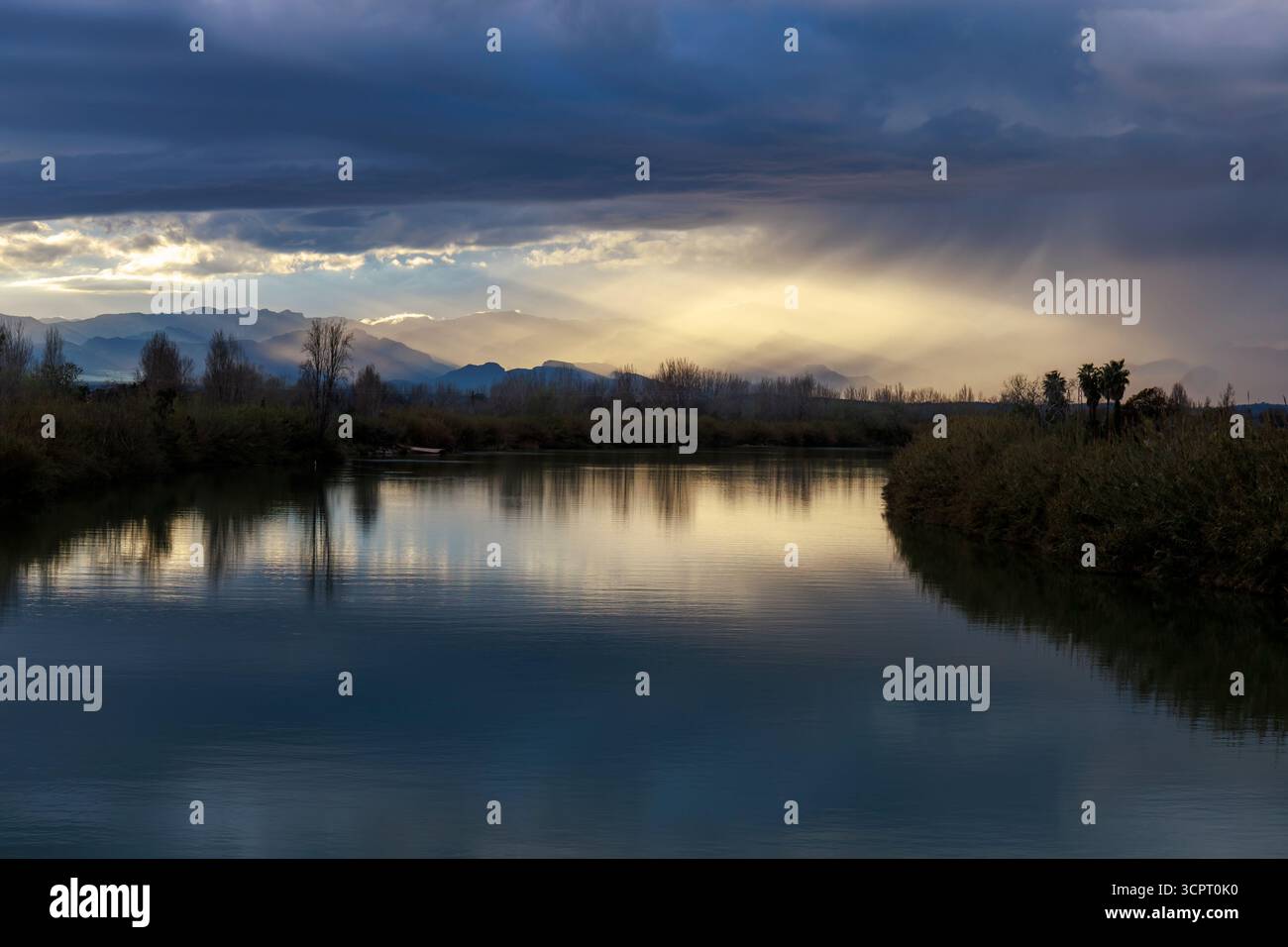 Radiant sun rays hi-res stock photography and images - Alamy