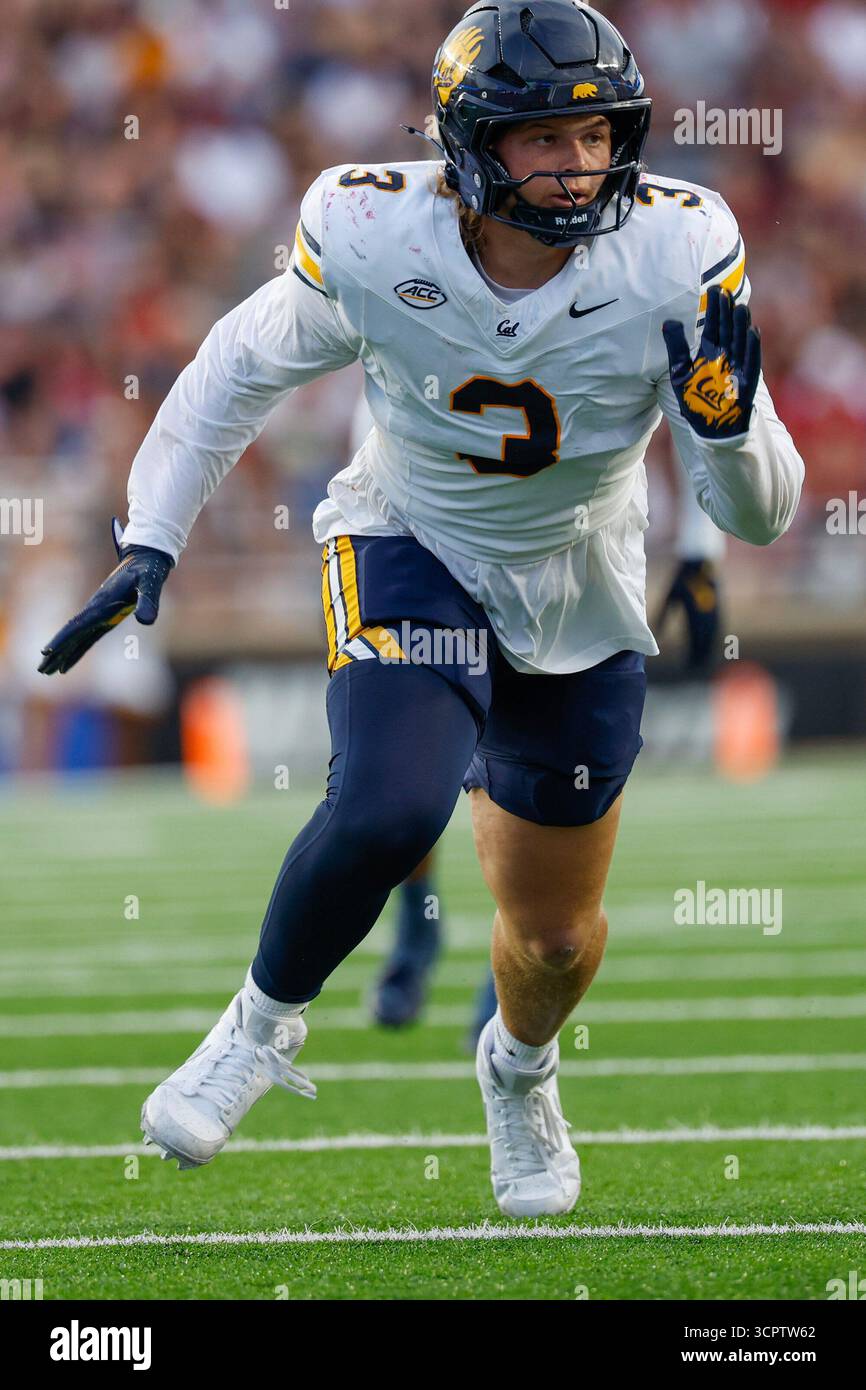 California linebacker TJ Bush Jr. (3) rushes during the second half of ...