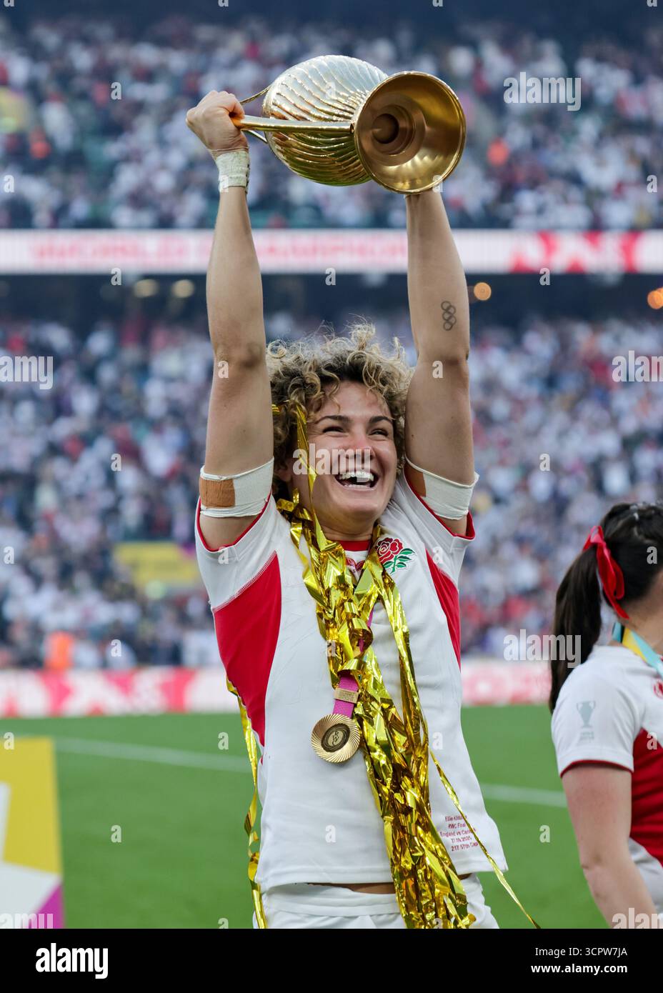 London, UK. 27th Sep, 2025. Ellie Kildunne (ENG) with the trophy after ...