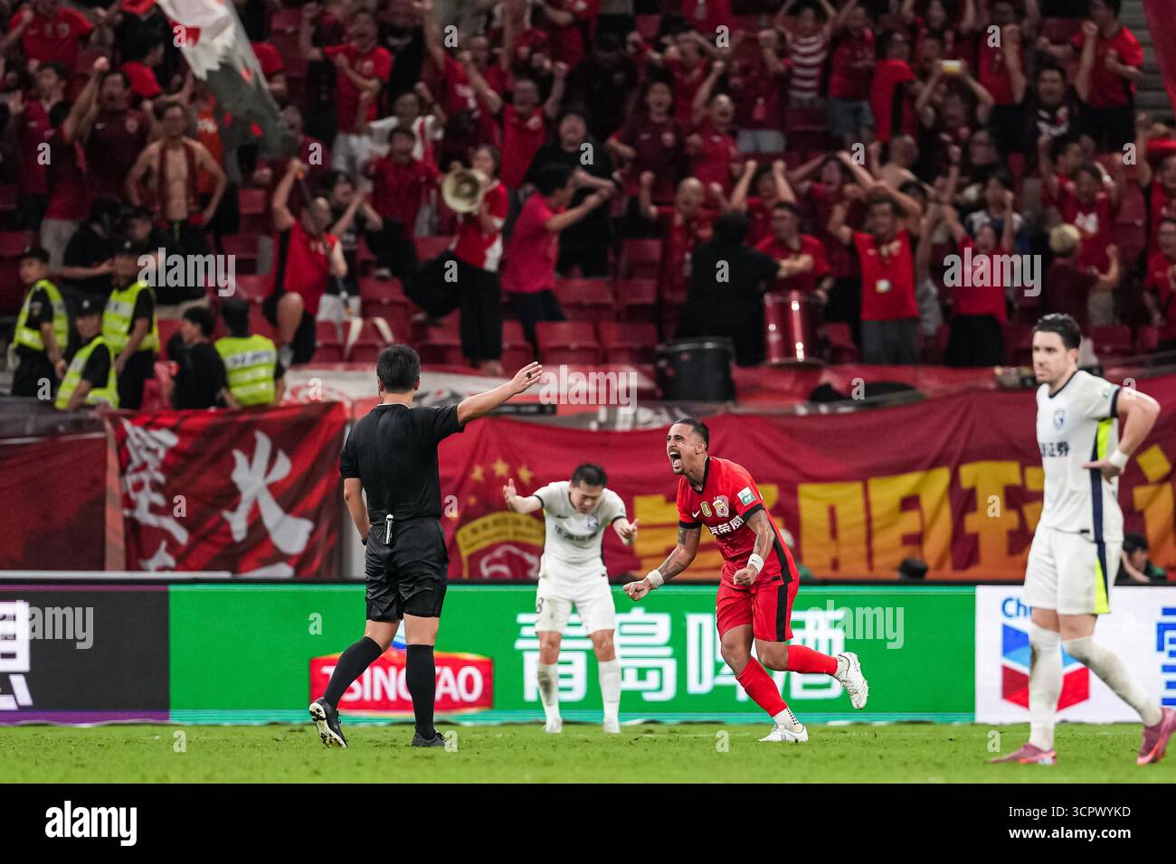 Shanghai Port Football Club defeated Wuhan Three Towns Football Club ...
