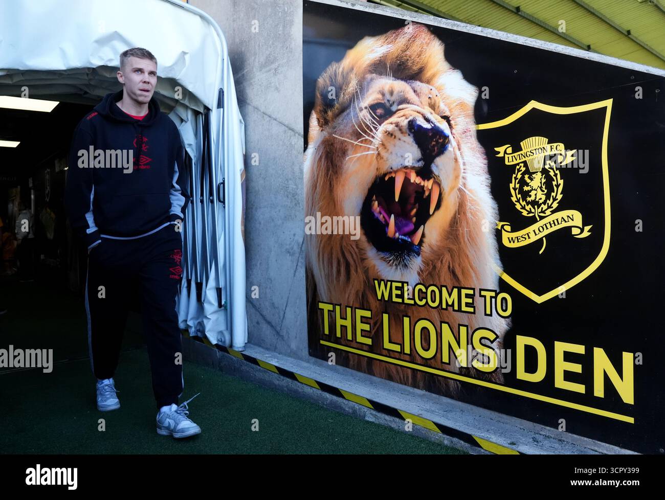 Rangers' Oliver Antman arrives at the ground ahead of the William Hill ...