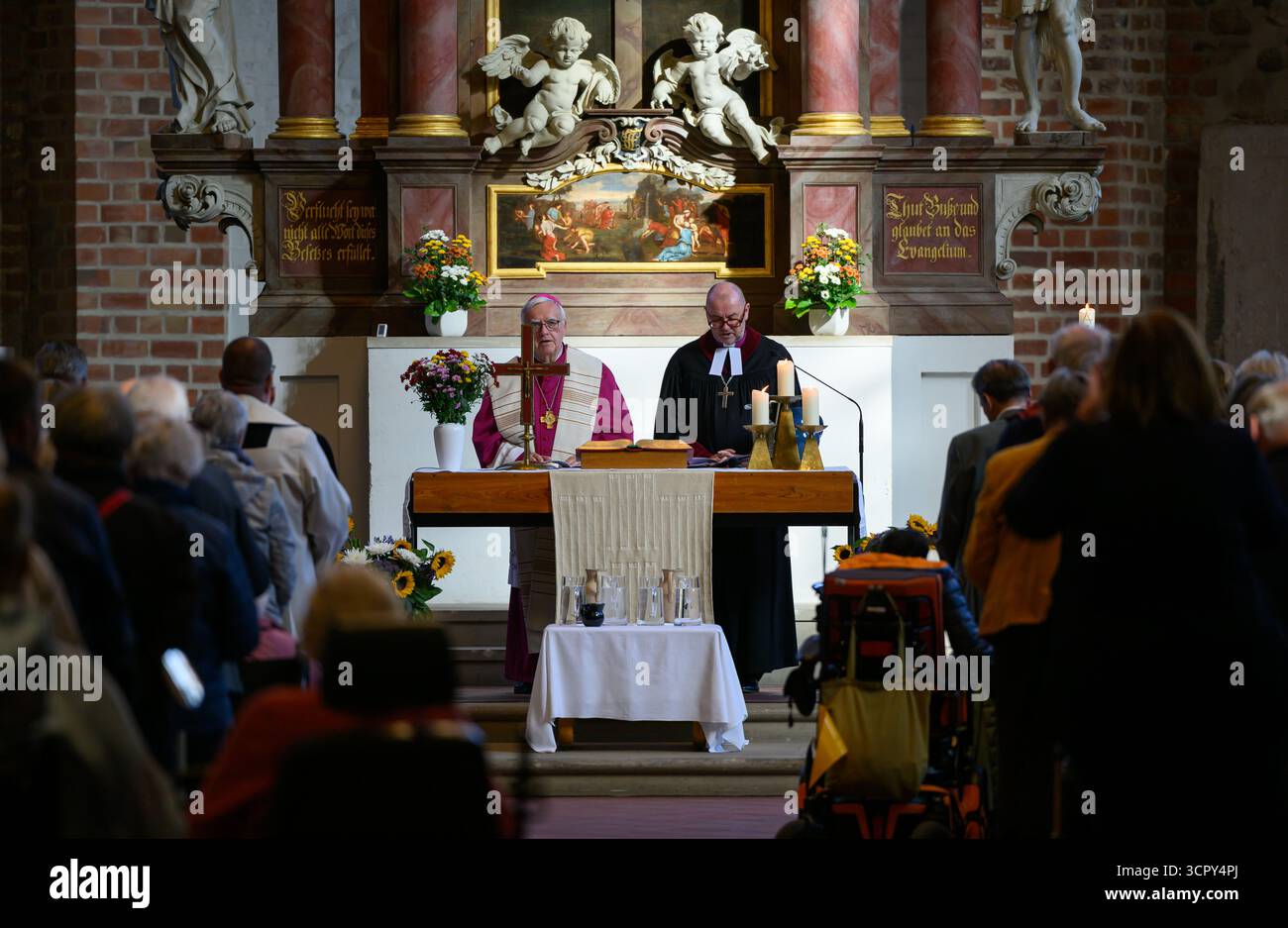 28 September 2025, Brandenburg, Fürstenwalde: Archbishop Heiner Koch (l ...
