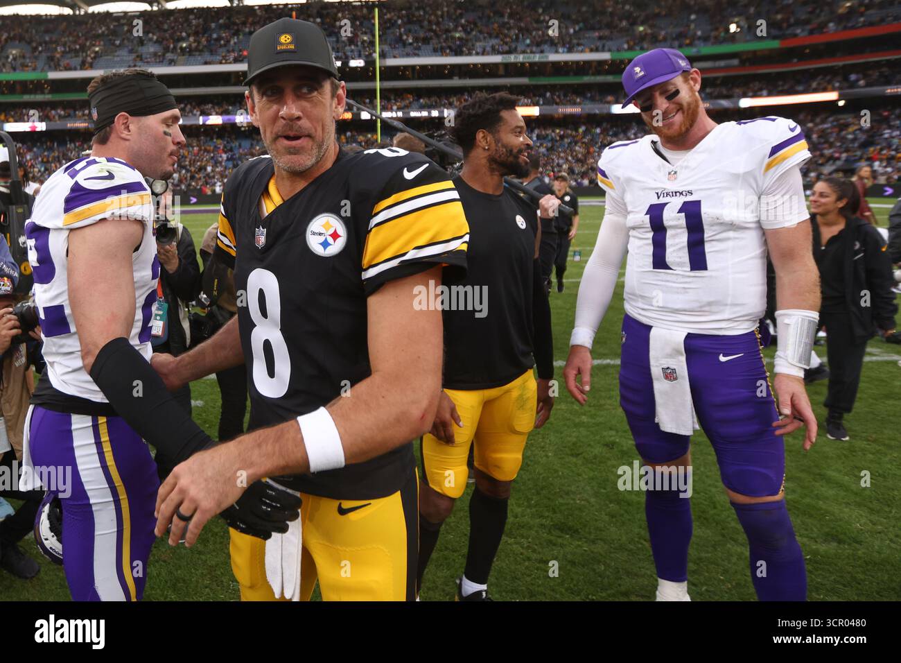 Pittsburgh Steelers quarterback Aaron Rodgers (8) and Minnesota Vikings ...