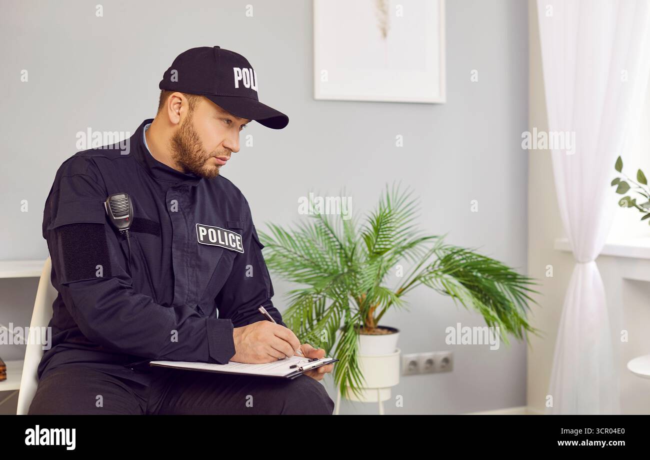 Police officer taking a report hi-res stock photography and images - Alamy